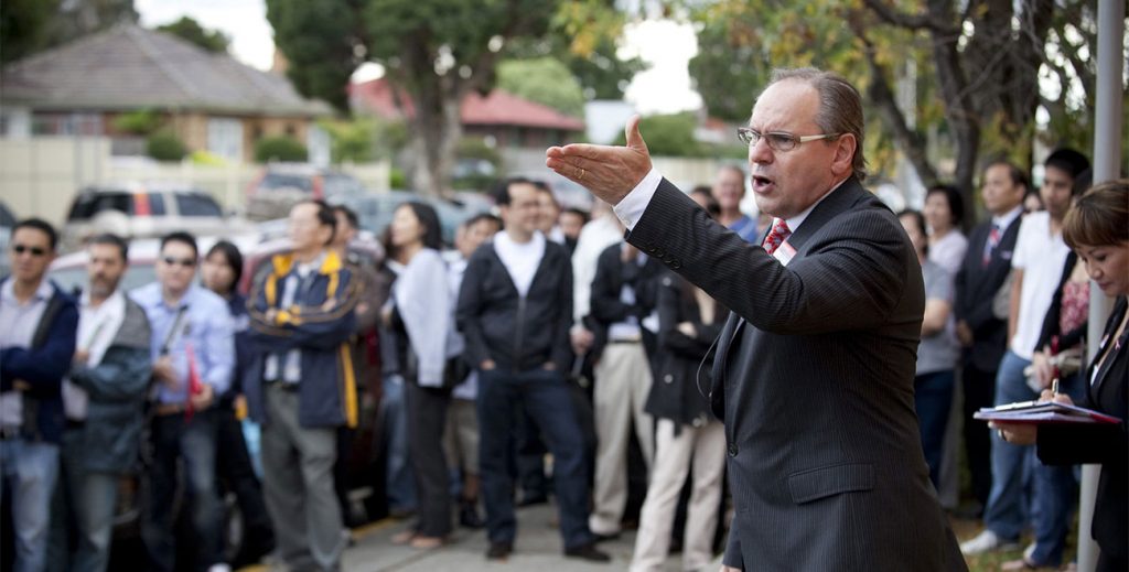 How to buy a house at auction – 8 essential tips
